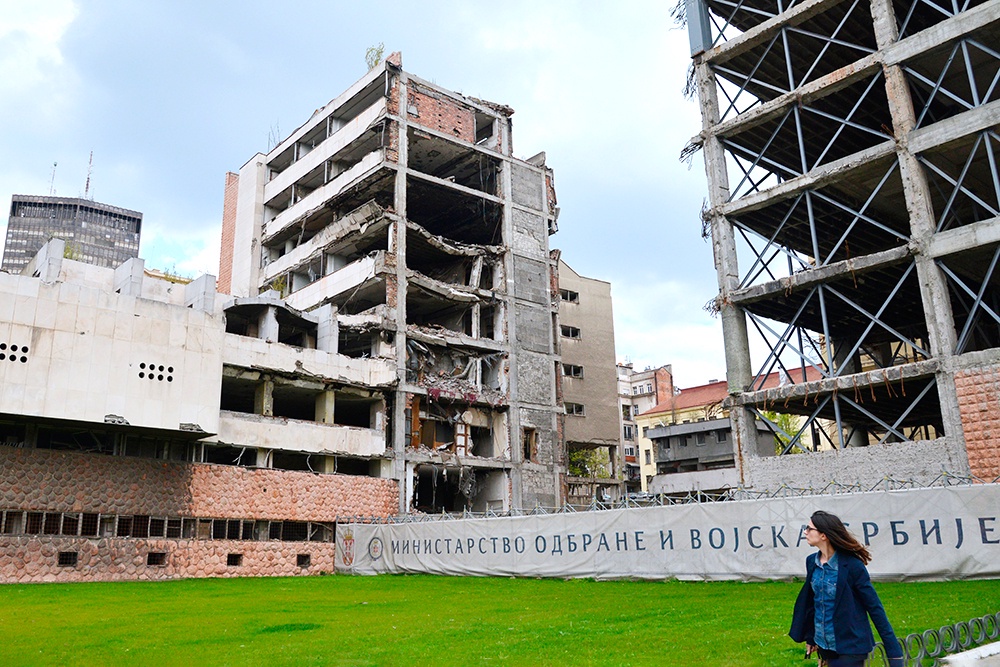 В результате бомбардировок НАТО погибли более 2500 человек, здание Генштаба не давало забыть об этом. В результате бомбардировок НАТО погибли более 2500 человек, здание Генштаба не давало забыть об этом.